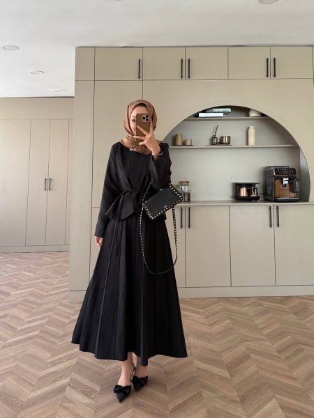 أسود