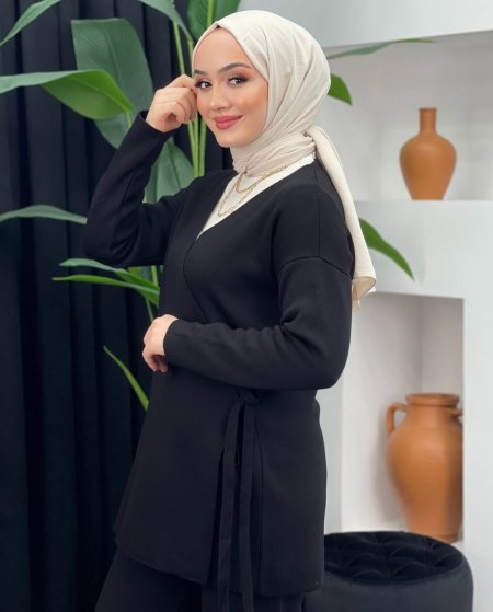 أسود